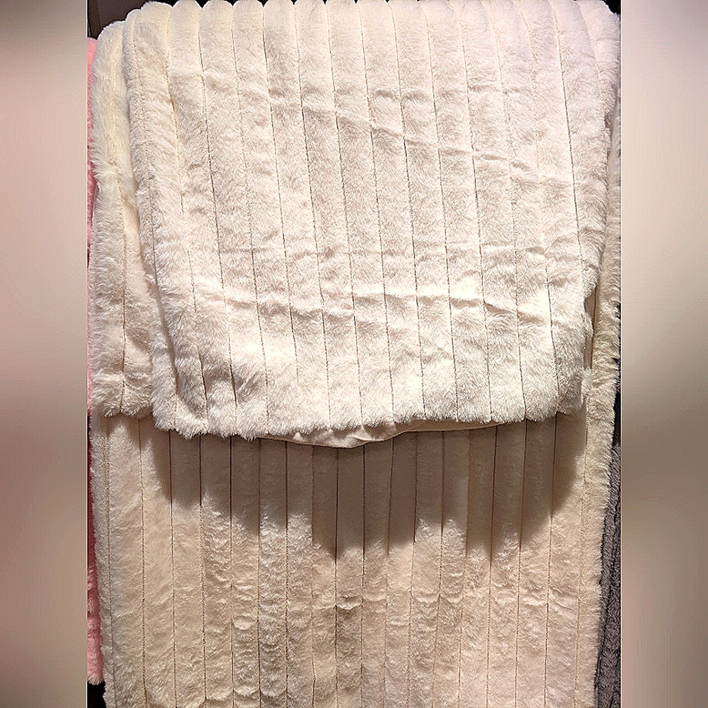 Full Size - 3 Piece Fluffy Duvet Cover Set - Cover & 2 Pillow Cases - Picture 9 of 14
